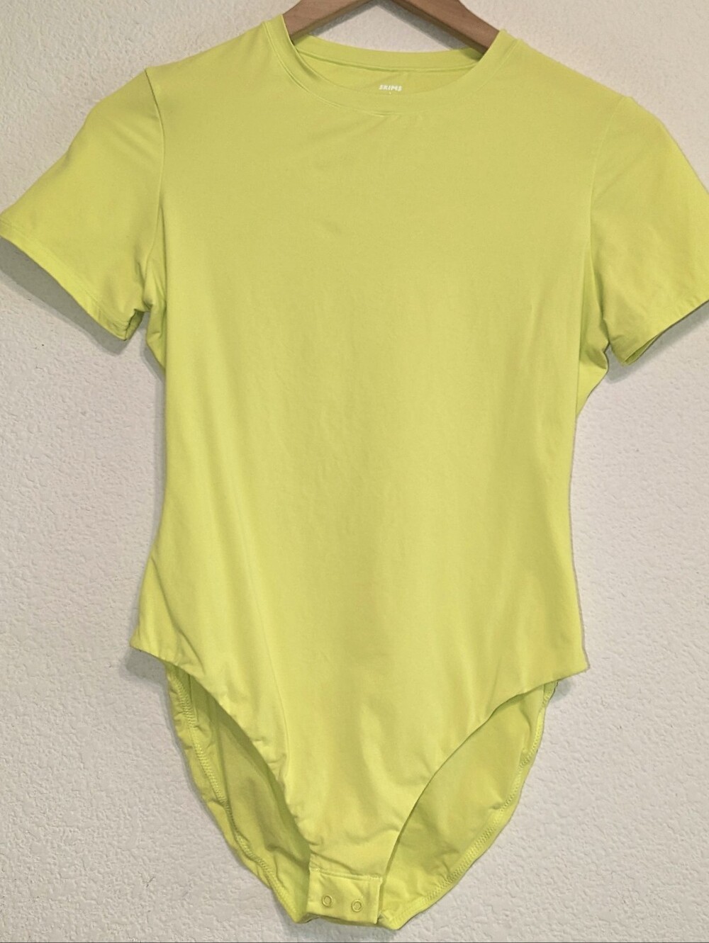 Skims Fits Everybody T-Shirt Bodysuit Size Large Neon Green Snap Closure EUC